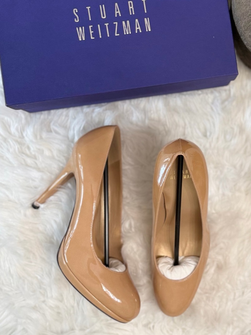 STUART WEIZMAN PATENT LEATHER PUMP